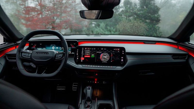 Klar, dass es mittlerweile digitale Instrumente gibt und auf dem Bildschirm in der Mittelkonsole fast so viel los ist wie unter der Haube. (Bild: Dodge)