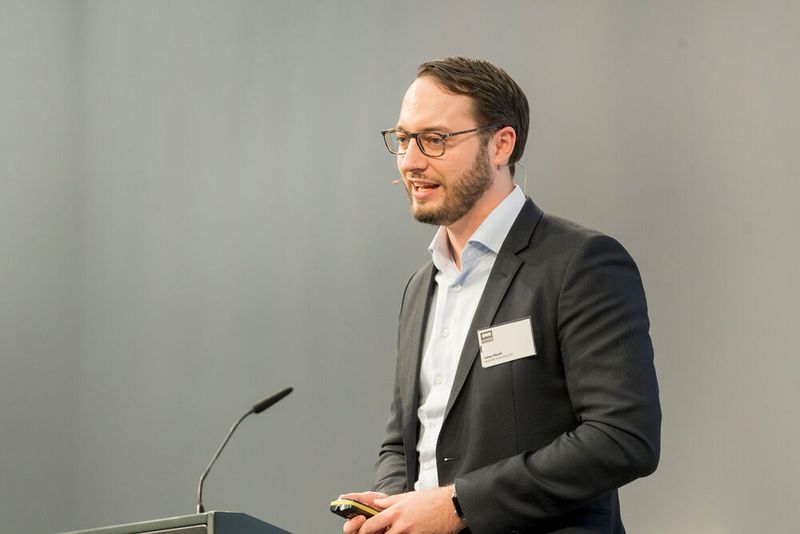 Julian Mundl, Noventa Consulting AG, zeigte deutlich auf, wie mit Lean Management Kosten eingespart und Effizienz erhöht werden kann. (Thomas Entzeroth)