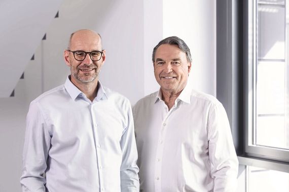 Veränderung an der Spitze: Seit Januar 2024 ist Dr. Wolfang Sammer (links) der neue CEO von Klüber Lubrication. Damit übernimmt er die Aufgaben seines Vorgängers Claus Langgartner (rechts) als Executive Vice President Sales und Marketing sowie Sprecher des Vorstands. Bis zuletzt war Sammer als Regional Manager Europe East und General Manager für Sales und Marketing bei Klüber Lubrication Austria tätig. (Bild: pfeifer@erfolgsphoto.de)