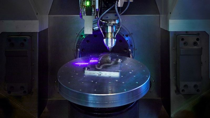 Das Extreme Hochgeschwindigkeits-Laserauftragschweißen (EHLA) ermöglicht den additiven Aufbau funktionaler Oberflächen mit hoher Präzision und Geschwindigkeit.(Bild:  Fraunhofer ILT)