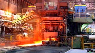 Nach der letzten Sanierungsrunde ist der Hochofen A der Salzgitter AG heute wieder angefeuert worden. Doch es war der letzte Start für die Roheisenerzeugung, denn ab 2026 will der Konzern als erster grünen Stahl anbieten. Die staatliche Milliardenfinanzierung hat gerade noch geklappt. (Bild: Salzgitter)