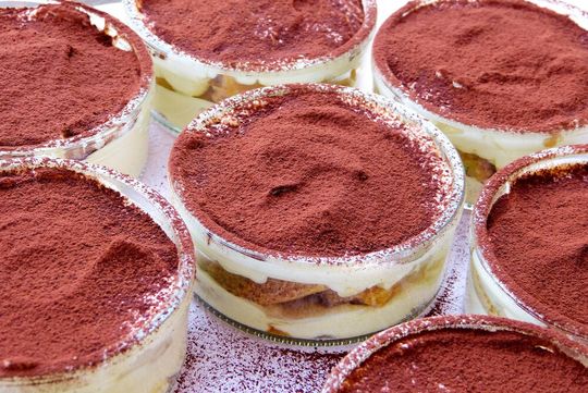 Die Verwendung roher Eier zur Herstellung bestimmter Speisen wie beispielsweise Tiramisu, kann zu einer Infektion mit Salmonellen führen. (Symbobild) Die Verwendung roher Eier zur Herstellung bestimmter Speisen wie beispielsweise Tiramisu, kann zu einer Infektion mit Salmonellen führen. (Symbobild)
