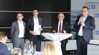 Diskutierten gemeinsam über die Ergebnisse der Studie: (v. l.) Prof. Dr. Benedikt Maier (IfA), Dr. Florian Herrmann (Fraunhofer IAO), Präsident Michael Ziegler und Hauptgeschäftsführer Carsten Beuß vom Landesverband Baden-Württemberg. (Bild: Kfz-Gewerbe Baden-Württemberg)