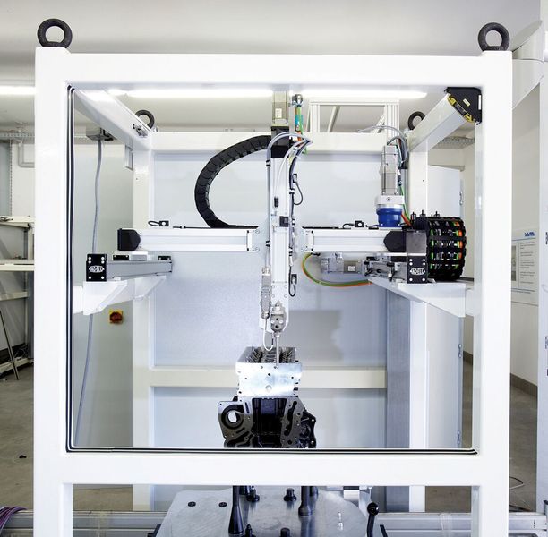 Bild 3: Auf den gegenüberliegenden Seiten der Kamera wird ein Reflektorband angebracht, das vom Sensor in einem Bereich von bis zu ±12 cm zur optischen Achse erkannt wird. Bild: Sick (Archiv: Vogel Business Media)