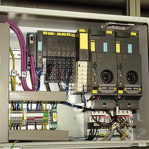 Bild 2: Die fehlersicheren Frequenzumrichter lassen sich über den Profibus parametrieren.