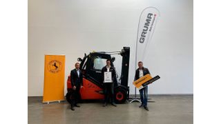 Über die Zertifizierung freuen sich (v.l.): Lothar Schafnitzel (Gesamtleitung Service und Ersatzteillager), Markus Hamberger (Leitung Reifenservice, beide Gruma) sowie Holger Gehret (Continental-Gebietsleiter Süd-Ost, Commercial Specialty Tires). (Gruma)
