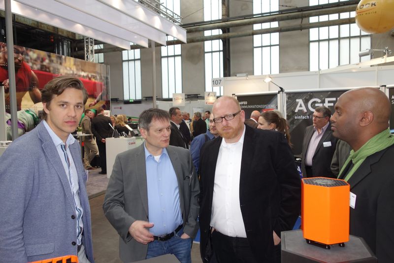 Hartmut Baumann (2. v. l.), EP, und Jörn Beckmann, comTeam, überlegten, ob die Privat-Cloud-Lösung von Protonet etwas für sie wäre und ließen sie sich von Felix Heinricy und Saudi Wolde-Mikael (r.), Protonet, erklären. (Bild: IT-BUSINESS)