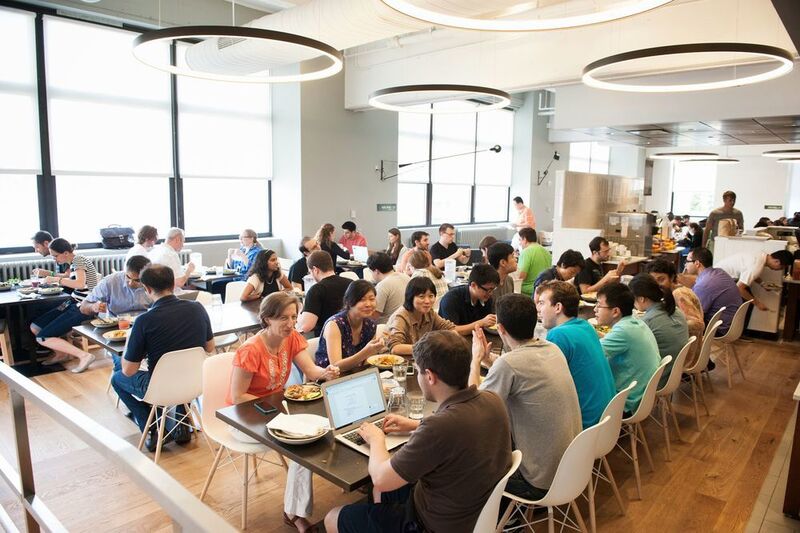 Google-Mitarbeiter beim gemeinsamen Essen im Büro in New York. (JENNIFER MAY 2013)
