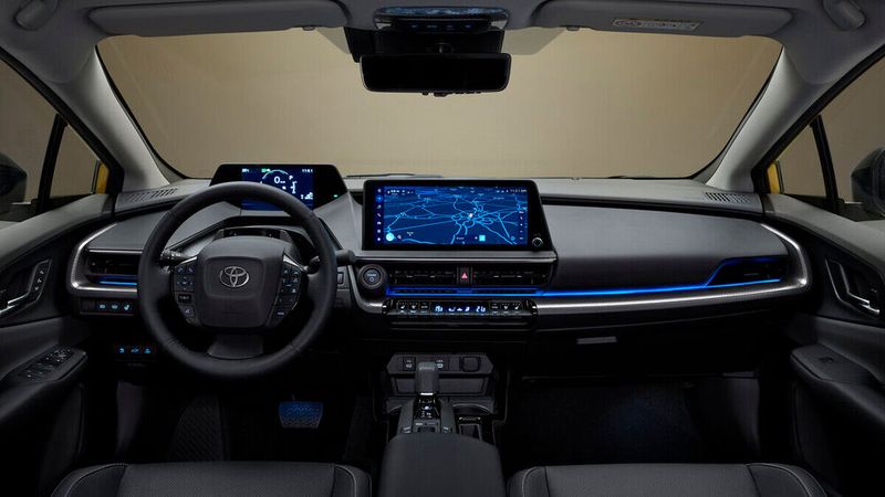 Der Innenraum hat im Vergleich zum Vorgänger einen riesengroßen Sprung nach vorne gemacht. Das Cockpit wirkt modern, elegant und aufgeräumt. (Bild: Toyota)