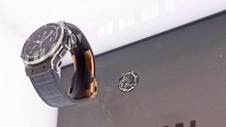 Mais comment cette montre tient ? Un mouvement lent met en scène la montre et ses composants, avec une poésie contemplative. (Dietlin Swiss Showcases)