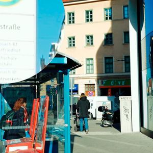 Die 3D-fähige Brille schafft eine neue Art der Wahrnehmung, indem visuelle Informationen in Echtzeit als haptisches Feedback auf ein Armband übertragen werden.