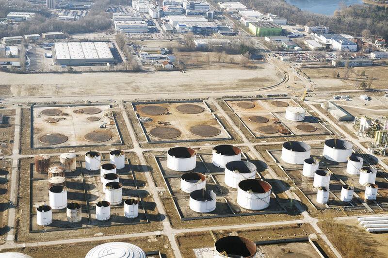 Dismantling and utilization of large storage tanks which brought refinancing cash flow. (Arcadis / Horst Schalles)