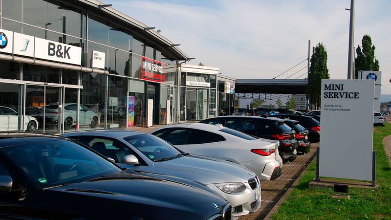 Die Filiale des BMW-Autohauses B&K in Bad Oeynhausen (insgesamt 17 Standorte) forciert das Aftersales-Geschäft durch eine hohe Kundenzufriedenheit. Die Filiale des BMW-Autohauses B&K in Bad Oeynhausen (insgesamt 17 Standorte) forciert das Aftersales-Geschäft durch eine hohe Kundenzufriedenheit.