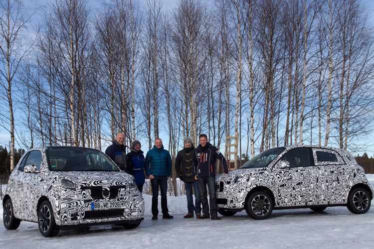 Die Tester lassen die beiden Smarts in Schweden zeigen, was sie können. (Foto: Daimler)