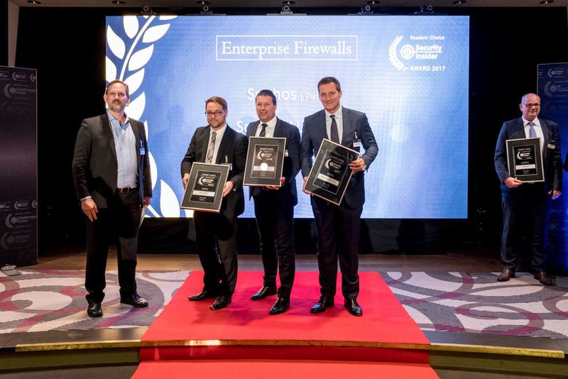 Die Gewinner des Security-Insider Readers' Choice Award 2017 in der Kategorie Enterprise Firewalls sind Sophos (Platin), SonicWALL (Gold) und Palo Alto Networks (Silber). Den Preis in Empfang genommen haben Jan Patrick Schlögell für SonicWALL, Helmut Nohr für Sophos und Frank Koelmel für Palo Alto Networks.  Ganz links: Peter Schmitz, Chefredakteur Security-Insider. (Herr Müller, herrmueller.info)