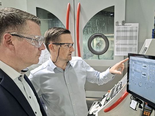 Matthias Heydorn (re.), Leiter Costing & CAD/CAM bei Deloro, im fachlichen Austausch mit Area-Manager Peter Schrumpf von Coscom am «InfoPOINT VM».(Bild:  Coscom)