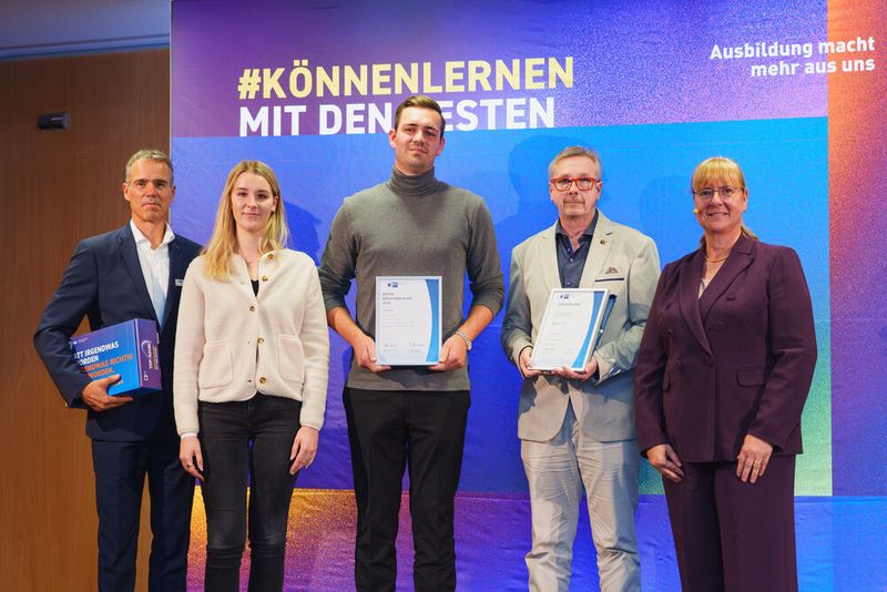 Jakob Däuwel (Mitte) erhielt die IHK-Bestenehrung für seinen Ausbildungsabschluss als Automobilkaufmann mit der Note „sehr gut“. Von links: IHK-Hauptgeschäftsführer Markus Weinbrenner, Johanna Fend (Göbel), Andreas Frosch (Göbel) und IHK-Präsidentin Kirsten Schoder-Steinmüller. (Bild: Igor Link – Fotografie Link)