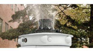 Ein Luftstrom leitet Insekten um Sensoren und Kameras herum. Sollte im Fahrbetrieb doch einmal Insekten aufprallen, kommen Reinigungsdüsen zum Einsatz. (Ford)