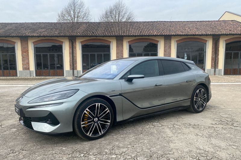 Vorne ziehen am Shooting-Brake 230 kW/313 PS, hinten zweimal 240 kW/326 PS, macht zusammen 710 kW/965 PS. (Bild: SP-X/Michael Specht)