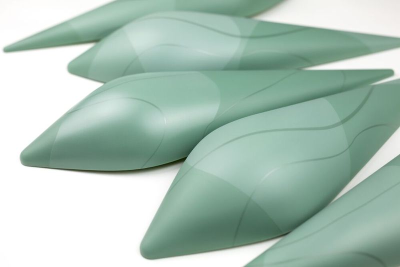 Etwas geerdeter, aber nicht minder spektakulär ist das Projekt „Wellbeing“, dessen Exponate in Zeiten von Krisen und Unsicherheiten vor allem Ruhe und Geborgenheit ausstrahlen sollen. Aus verschiedenen Post-Industrial- und Post-Consumer-Materialien sowie Biopolymeren sind Exponate entstanden, die aufgrund der vielen verschiedenen recycelten Materialien unterschiedlich anmuten, aber allesamt eine fließende, organische und ruhige Formsprache besitzen. Bei der Herstellung sind u. a. natürliche nachhaltige Farbstoffe zum Einsatz gekommen, die beispielsweise aus Kurkuma und Roter Bete extrahiert wurden. (Bild:  LEONHARD KURZ Stiftung & Co. KG)