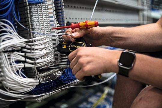 In der Schaltschrankmontage werden die einzelnen Komponenten sorgfältig und präzise verdrahtet.(Bild:  Lapp)