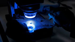 Es geht nicht darum, große Mengen einfacher Komponenten zu produzieren, sondern darum, spezielle Materialien schnell, flexibel und präzise ohne Grate und Spannungen zu bearbeiten.  (Bild: Precision Micro)