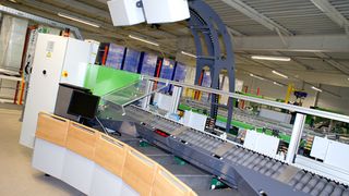 Um die Mitarbeiter in der Kommissionierung zu unterstützen, hat SSI Schäfer zwei Pick-To-Tote (PTT) Arbeitsplätze (mit jeweils sieben Slots für Kundenbehälter) am Ausgang der Karusselle installiert.  (Bild: SSI Schäfer)