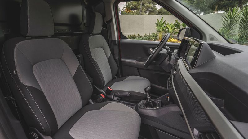 Das Interieur des Transit Courier wirkt ein bisschen robuster als das der Pkw-Version. (Bild: Ford)