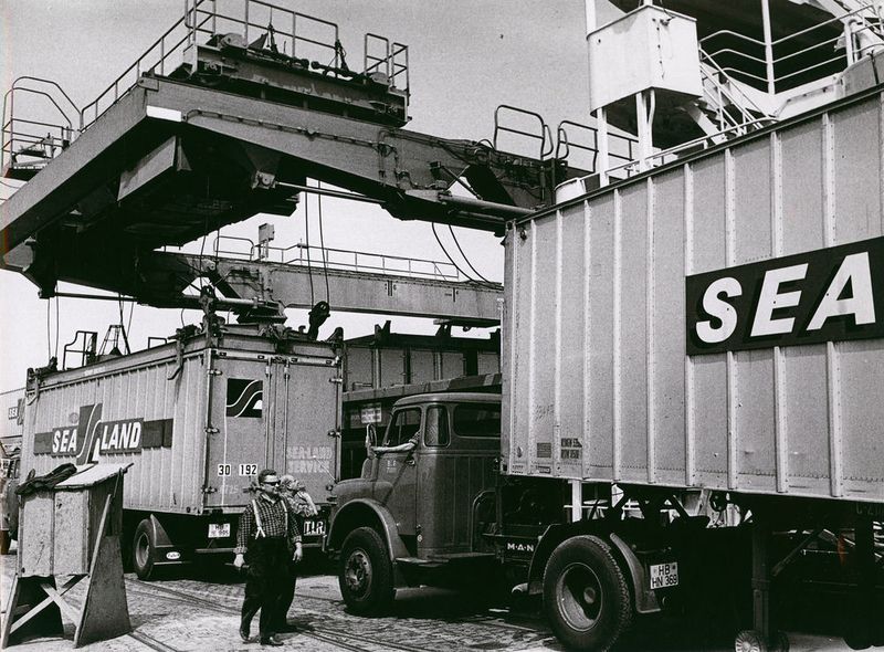 Verladung des Containers von der „Fairland“ auf einen Lkw. (Bild: BLG-Group)