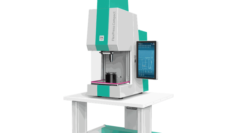 Die Flex Press Compact von Tox mit höhenverstellbarem Untergestell für ergonomisches Arbeiten und  individuelle Anpassung.(Bild:  Tox)