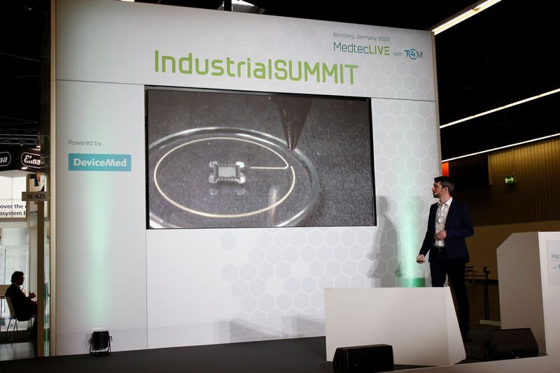 Am ersten Tag des Industrial Summit lag der Schwerpunkt auf dem Thema Fertigung. Dr. Dimitri Kokkinis von Cicor referierte zum Thema gedruckte Sensoren mit Aerosol Jet Printing.   (Bild: Breunig – VCG)