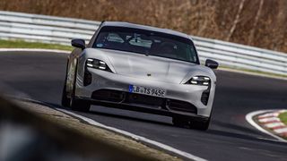 Der Porsche Taycan Turbo S ging, ausgestattet mit einem Porsche-Performance-Kit, auf der Nordschleife des Nürburgrings auf Rekordfahrt. (Bild: Porsche)