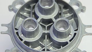 Diese Zinkdruckgussteil muss in Hochdruckreinigern hohen Drücken standhalten. Das Druckgießverfahren ermöglicht die Herstellung dieses Teils im einbaufertigen Zustand. Bild: Föhl (Archiv: Vogel Business Media)