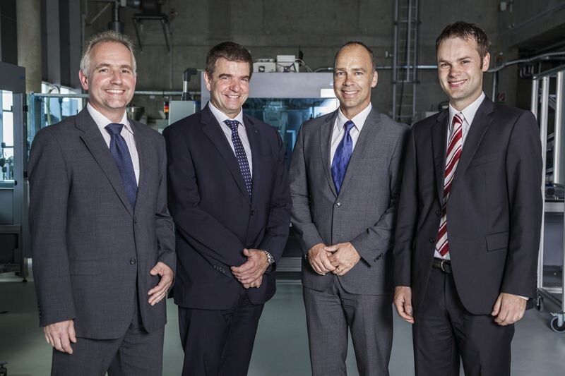 v.l. Trumpf-Projektleiter Klaus Bauer, Dr. Heinz-Jürgen Prokop, Prof. Thomas Bauernhansl und IPA-Projektleiter Ulrich Schneider im Applikationszentrum Industrie 4.0, in dem das 
