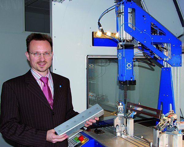 Dr.-Ing. Torsten Draht, Projektmanager Forschung und Entwicklung, neben der Anlage zum Bolzensetzen. Bild: Kroh (Archiv: Vogel Business Media)