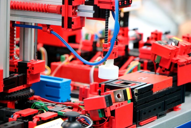 Ein kleines Bauteil wird eingescannt und nach Farbe sortiert …  (K.Juschkat/konstruktionspraxis/elektrotechnik)