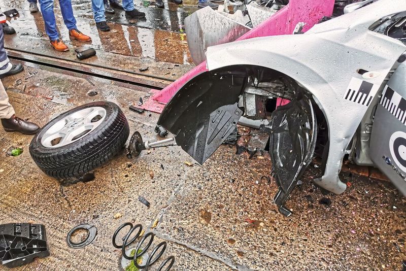 Die Wucht des Aufpralls mit 84 Stundenkilometern hat den Verschraubungszapfen des Federbeins abgerissen. (Ottmar Holz/»kfz-betrieb)