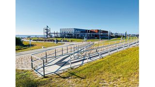 Die Geländer auf dem weitläufigen „Deck“ in Norddeich hat die OTG elektropoliert – die Bearbeitung schützt vor Korrosion. (Bild: OTH/OTG)