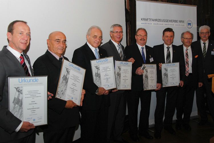 Ausgezeichnet mit der Verbandsnadel: (v. li.) Christian Will (Silber), Klaus Seibert (Silber), Rolf Mauss (Silber), Bruno Kemper (Silber), Walter Ritzel (Gold), Wilhelm Hülsdonk (Gold) sowie Präsident Ernst-Robert Nouvertné und Hauptgeschäftsführer Dieter Paust. (Foto: Baeuchle)