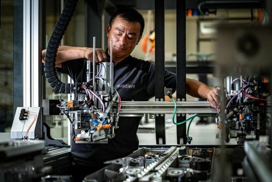 (Wartung des 3D-Verpackungssystems CVP Impack durch einen Techniker von Packaging by Quadient. (Bild: Packaging by Quadient))