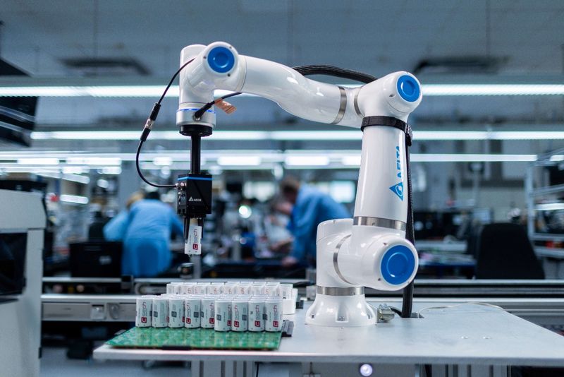 Bei der Eektron Systeme und Komponenten GmbH übernimmt ein D-Bot von Delta Electronics die Fertigung einer Bauteilgruppe über Nacht.(Bild:  Bild Delta Electronics)