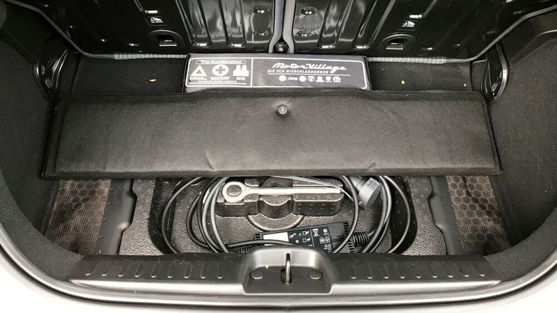 Unter dem Kofferraumboden findet sich noch ein Mode-2-Ladekabel, mit dem sich bis zu drei Kilowatt Ladeleistung übertragen lassen. (Bild: Rosenow/»kfz-betrieb«)