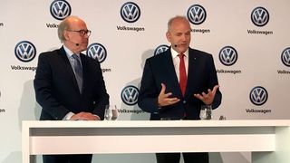 Matti Pörhö, Präsident des European Dealer Councils (li.), und VW-Vertriebsvorstand Jürgen Stackmann präsentierten Details zur künftigen Zusammenarbeit zwischen Hersteller und Handel. (Seyerlein / »kfz-betrieb«)