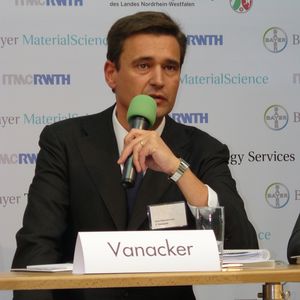 Peter Vanacker, Mitglied des Executive Committees von Bayer MaterialScience und Leiter der Business Unit Polyurethanes „Das Katalysezentrum wird sich mit grundlegender Forschung zum Thema Katalyse beschäftigen um existierende Prozesse noch effizienter zu machen aber natürlich auch, um völlig neue Prozesse zu entwickeln.“