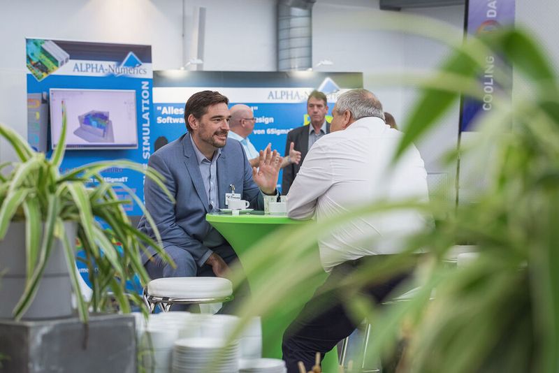 Unter dem Motto „Power of Electronics” versammelten wir am 18. und 19. Oktober 2022 sechs Elektronikkonferenzen in Würzburg: Entwicklerforum Leistungselektronik, DC/DC-Wandler-Tag, Schaltnetzteiletag, Batteriepraxis Forum, Praxisforum Elektrische Antriebstechnik und Cooling Days. Auch 2023 findet Power of Electronic statt. Merken Sie sich bereits jetzt den Termin vor: 17. bis 18. Oktober 2023.  (Bild: Stefan Bausewein )