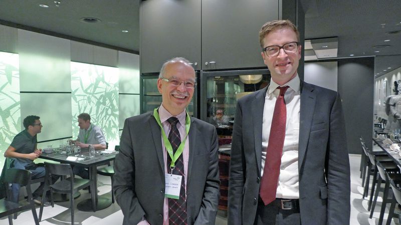 Die Referenten Michael Loerzer (Globalnorm GmbH) und Christophe Perritaz (SECO). (electrosuisse)