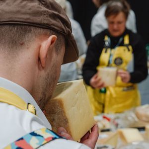 Blind, ohne sichtbare Markenzeichnen und ohne Angaben zu Herkunft und Hersteller, beurteilten Jurorinnen und Juroren 5'244 Käse aus 46 Ländern.(Bild:  ©Switzerland Cheese Marketing)