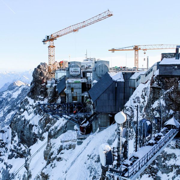 Die Arbeiten an der Bergstation konzentrieren sich derzeit auf die Montage der Seilbahntechnik sowie die Fortsetzung der Stahlbauarbeiten. (Bayerische Zugspitzbahn Bergbahn AG)