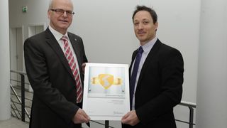 v.l. Heiko Goellnitz, Sales-Manager Stäubli und Dr. Andreas Licha, Geschäftsführer IPTE Germany, bei der Übergabe des „Preferred System Integrator“ . (IPTE)