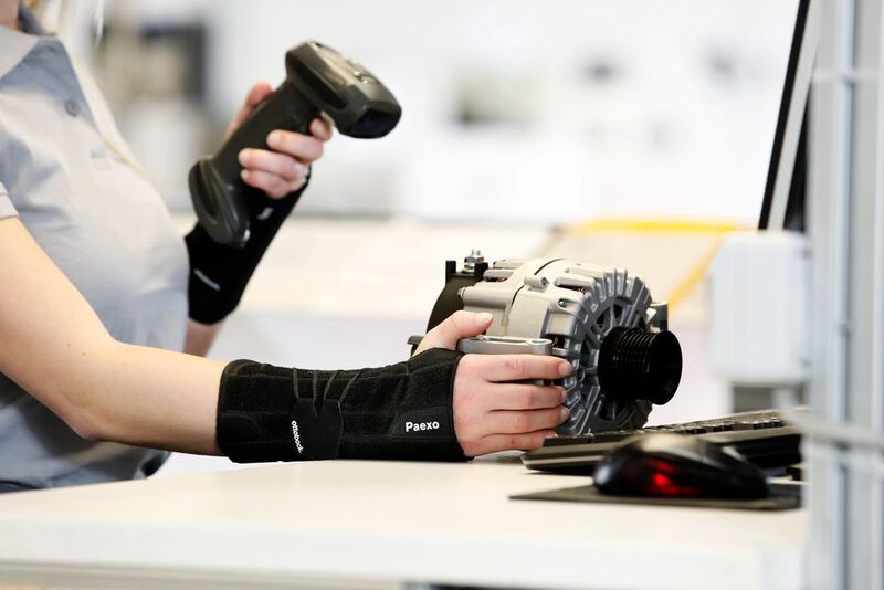Ebenfalls auf der Hannover Messe stellt Ottobock das Exoskelett Paexo Wrist vor. Es unterstützt das Handgelenk beim Heben und Halten schwerer Gegenstände. Ottobock Industrials hat Paexo Wrist aus einem Medizinprodukt abgeleitet, das zum Beispiel Handgelenksentzündungen therapiert.  (Ottobock)
